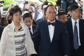 Cựu Đặc khu trưởng khu hành chính Hong Kong ra tòa về tội tham nhũng