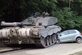 Xe tăng cán nát đầu ô tô, lái xe thoát chết