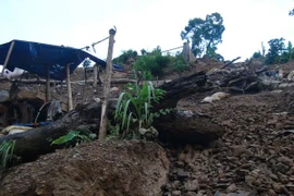 Dùng thuốc nổ phá hủy các hầm vàng trái phép