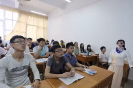 Robot làm giảng viên.