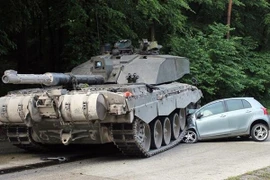 Xe tăng cán nát đầu ô tô, lái xe thoát chết