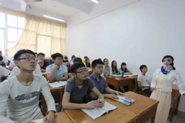 Robot làm giảng viên.