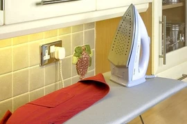 Kinh hoàng người trông trẻ dùng bàn là trên lưng bé sơ sinh