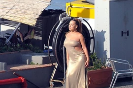 Mariah Carey diện váy bó sát "khoe mỡ" sau khi sinh con