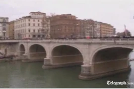 Nhảy cầu tắm sông đón năm mới