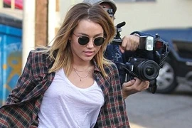 Miley Cyrus thản nhiên “thả rông” dạo phố
