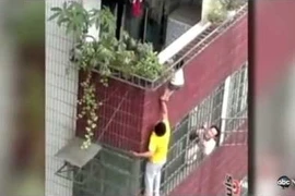 Thót tim em bé mắc kẹt ở ban công