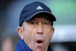 HLV Stoke City thoát tội nhờ lý do khôi hài