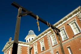 Thị trưởng tự... treo cổ để thu hút khách du lịch