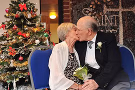 Đám cưới lãng mạn của cụ bà 93 tuối