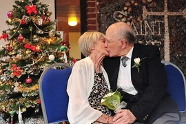 Đám cưới lãng mạn của cụ bà 93 tuối