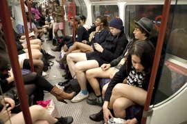 Choáng với cách rủ nhau ra đường không mặc quần