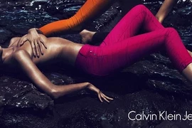 Siêu mẫu Lara Stone khoe ngực trần cho Calvin Klein 