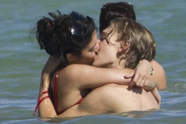  Vanessa Hudgens diện bikini thản nhiên khóa môi bạn trai