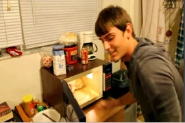 Kỷ lục kỳ cục: Nhét 38 áo phông vào lò vi sóng