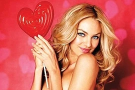 Candice Swanepoel "cởi áo" nhân ngày lễ tình nhân