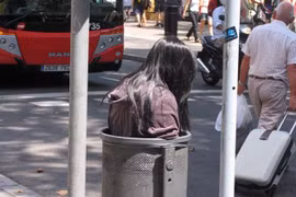 Xác chết bị vứt trên khắp các đường phố