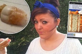 Nhai phải móng tay bẩn trong bánh kẹp thịt