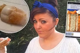 Nhai phải móng tay bẩn trong bánh kẹp thịt