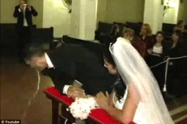 Hài hước cảnh chú rể nôn ngay giữa đám cưới