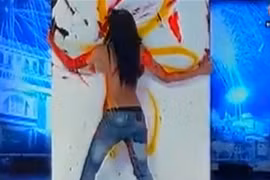Cô gái vẽ tranh bằng... ngực đi thi Got Talent