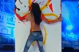 Cô gái vẽ tranh bằng... ngực đi thi Got Talent