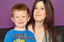 Sốc với cậu bé thèm ăn dây điện