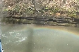 Xem cô gái nổ súng tạo cầu vồng đẹp mắt