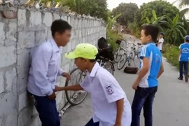 Giúp trẻ ứng phó với trò đánh hội đồng, làm nhục nơi công cộng