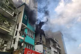 Khói đen bốc cao từ tầng 3 một ngôi nhà trên phố Trần Bình