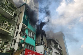 Khói đen bốc cao từ tầng 3 một ngôi nhà trên phố Trần Bình