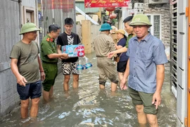 Lội nước ngập, Công an phường Xuân Phương trao tận tay người dân những phần quà nghĩa tình