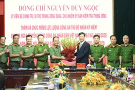 Đồng chí Nguyễn Duy Ngọc - Chủ nhiệm Ủy ban Kiểm tra Trung ương đến thăm, chúc mừng Công an Hà Nội