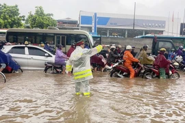 Phân luồng giao thông giúp dân vượt qua ngập lụt do ảnh hưởng của hoàn lưu bão số 5