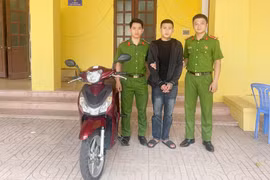 Lợi dụng đêm tối, mưa giông, cướp giật điện thoại của cô gái trẻ