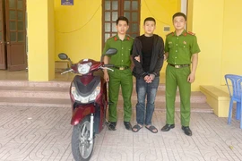 Lợi dụng đêm tối, mưa giông, cướp giật điện thoại của cô gái trẻ