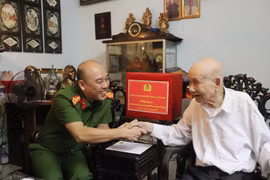 Thăm các đồng chí nguyên lãnh đạo Công an Hà Nội nhân kỷ niệm 80 năm Ngày truyền thống lực lượng Công an nhân dân