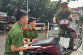 Hỗ trợ nhân dân di chuyển qua nơi ngập úng 