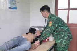 Cán bộ quân y biên phòng cứu người đàn ông ăn lá ngón tự tử