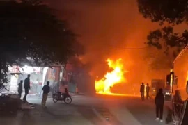 Xử lý vụ cháy 5 lán tạm trên đường Hồ Tùng Mậu