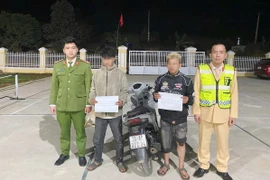 Sơn La: Triệu tập hai nam thanh niên cầm dao quắm điều khiển xe máy lạng lách, đánh võng 