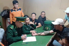 Bộ đội biên phòng cứu hộ thành công 4 thuyền viên trên vùng biển Cát Bà