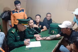 Bộ đội biên phòng cứu hộ thành công 4 thuyền viên trên vùng biển Cát Bà