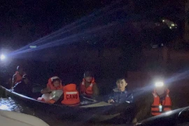 Hình ảnh đẹp cán bộ chiến sỹ Công an thành phố Huế cứu hộ, đưa bệnh nhân đến bệnh viện