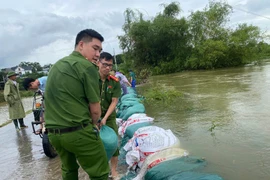 Công an các xã ven sông đắp bao cát ngăn nước tràn vào nhà dân