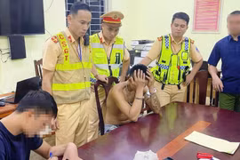 Quay clip gây áp lực cho lực lượng làm nhiệm vụ trong khi đang cất giấu 152 viên hồng phiến