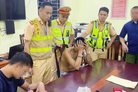 Quay clip gây áp lực cho lực lượng làm nhiệm vụ trong khi đang cất giấu 152 viên hồng phiến