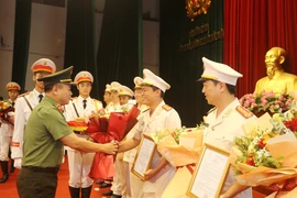 Công bố quyết định thăng cấp bậc hàm, nâng lương cho cán bộ chiến sỹ Công an Thủ đô