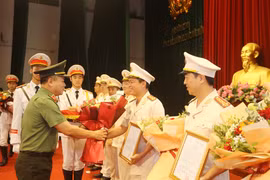 Công bố quyết định thăng cấp bậc hàm, nâng lương cho cán bộ chiến sỹ Công an Thủ đô