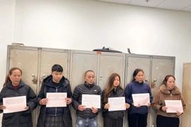 Sáu người trong một gia đình ‘liên thủ’ dựng kịch bản… móc túi